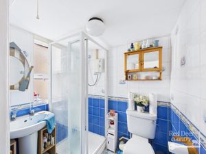 Ensuite- click for photo gallery